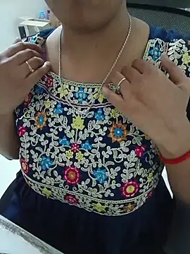 Queenlipx online show from 04/23/26, 06:03