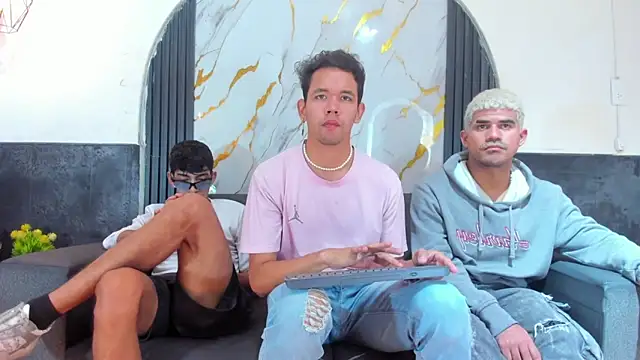 Snapshot of Latins_on_fire chatting on 02/25/26, 08:07 Latins on fire online show from 02/25/26, 08:07