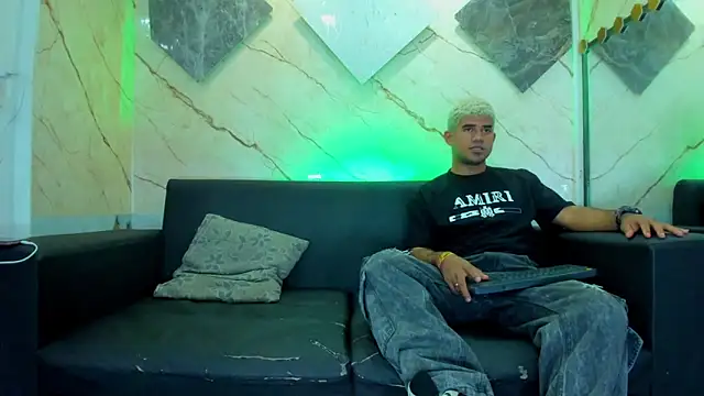 Snapshot of Latins_on_fire chatting on 02/26/26, 08:08 Latins on fire online show from 02/26/26, 08:08