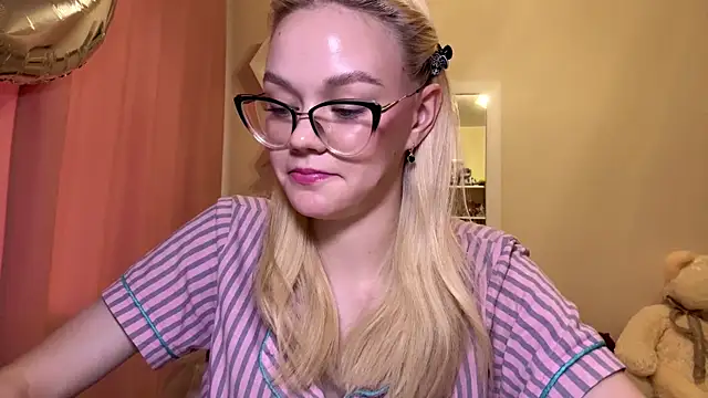 Snapshot of MiaCashe chatting on 04/18/26, 12:09 MiaCashe online show from 04/18/26, 12:09
