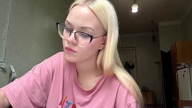 Snapshot of MiaCashe chatting on 07/17/26, 11:06 MiaCashe online show from 07/17/26, 11:06