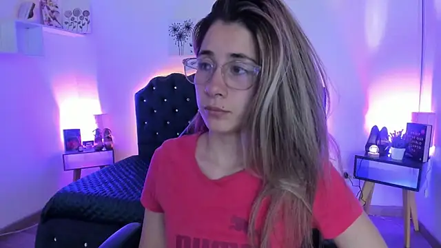 Snapshot of SaraRoadess chatting on 03/02/26, 07:43 SaraRoadess online show from 03/02/26, 07:43