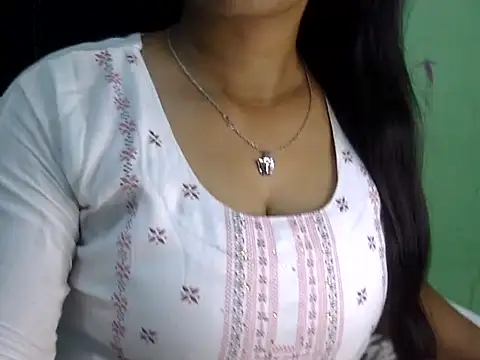 cute momo love online show from 04/18/26, 07:23