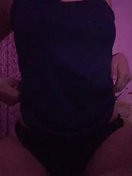 Snapshot of eemilyy22 chatting on 02/25/26, 02:54 eemilyy22 online show from 02/25/26, 02:54