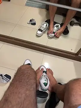 Snapshot of Shy_feet chatting on 02/23/26, 02:31 Shy feet online show from 02/23/26, 02:31