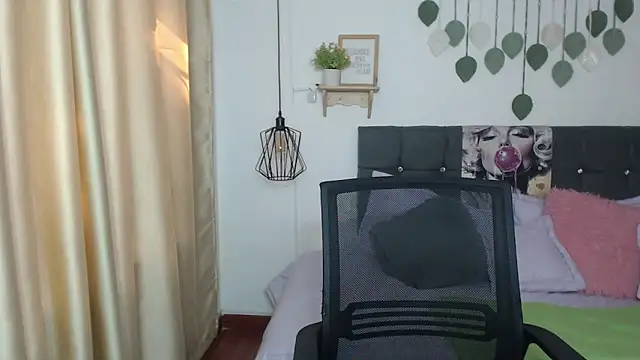 Emma hassani online show from 04/04/26, 01:41