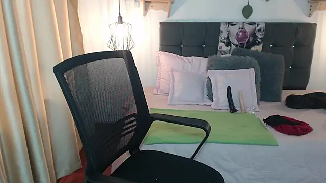 Emma hassani online show from 04/07/26, 01:33