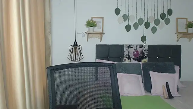 Emma hassani online show from 04/15/26, 02:02