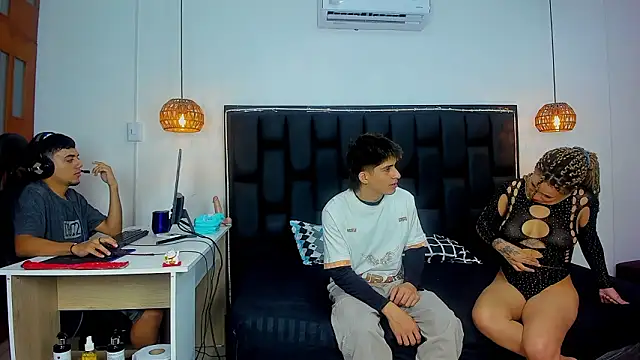 Snapshot of nobodyknows01 chatting on 02/27/26, 12:38 nobodyknows01 online show from 02/27/26, 12:38