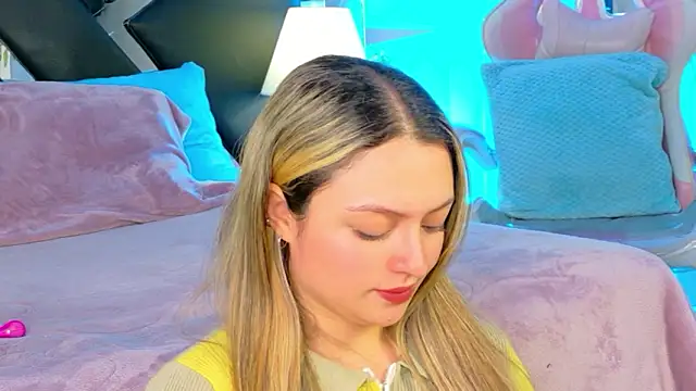 Giigii Hadid  online show from 02/25/26, 08:18