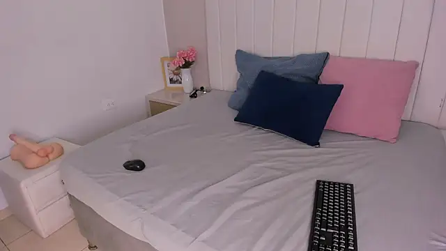 Snapshot of sophia_walkett_ chatting on 06/27/26, 02:44 sophia walkett online show from 06/27/26, 02:44