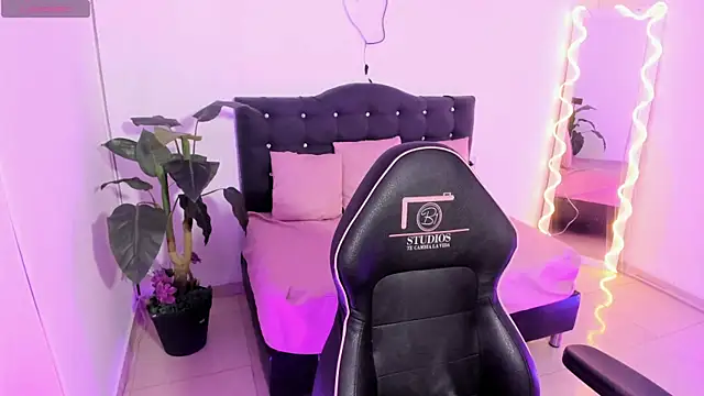 LINDSAY TAY online show from 04/18/26, 03:21