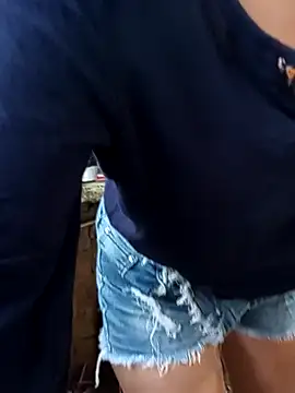 yuliitza4 online show from 04/17/26, 03:37