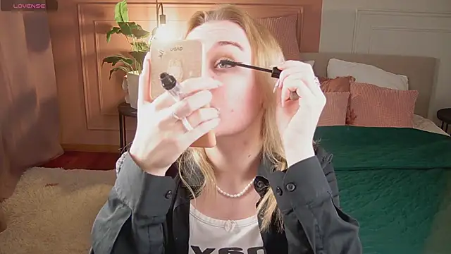 Glow Margo online show from 04/19/26, 01:05