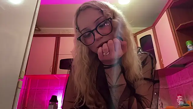 Snapshot of Mollywannatouch chatting on 02/26/26, 06:51 Mollywannatouch online show from 02/26/26, 06:51