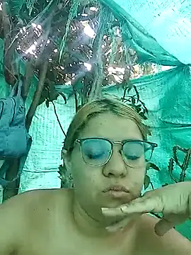 single kitten online show from 04/23/26, 12:29