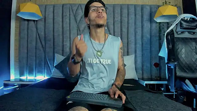 Snapshot of DanteLuxx chatting on 03/01/26, 11:18 DanteLuxx online show from 03/01/26, 11:18