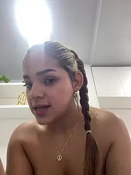 Snapshot of Sara__sweett chatting on 03/18/26, 05:16 Sara sweett online show from 03/18/26, 05:16