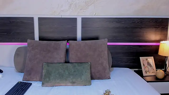 Natalia Cruzz online show from 04/15/26, 07:43