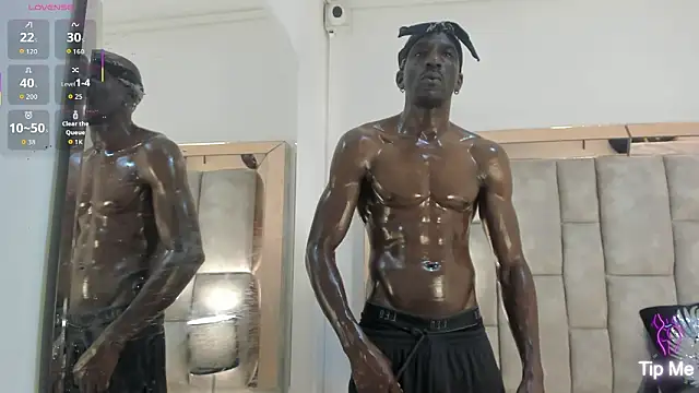 Titan Moreno  online show from 03/12/26, 12:44