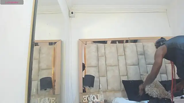 Titan Moreno  online show from 04/20/26, 12:30