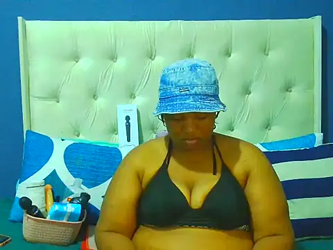 Snapshot of Cuddle_Zee chatting on 03/01/26, 09:39 Cuddle Zee online show from 03/01/26, 09:39