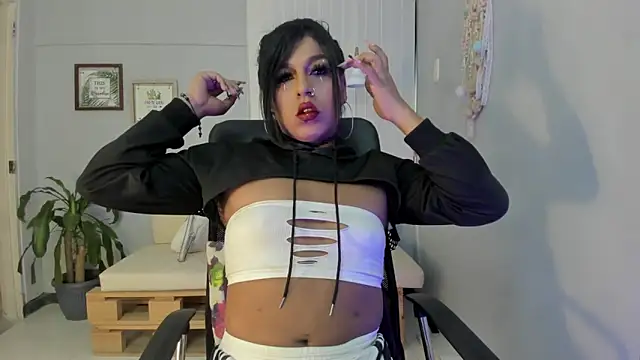 Nahomy Collins  online show from 03/24/26, 07:30