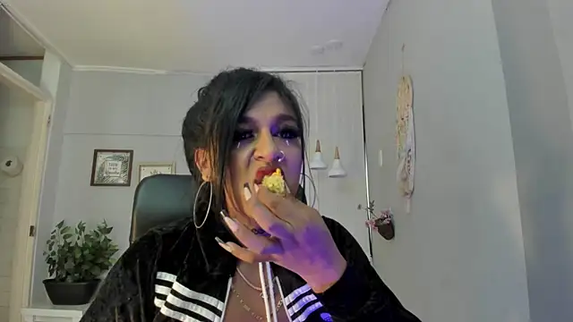 Nahomy Collins  online show from 03/31/26, 07:36