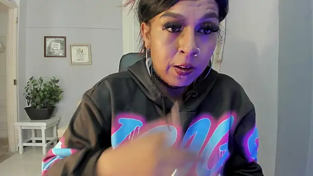 Nahomy Collins  online show from 04/02/26, 08:06