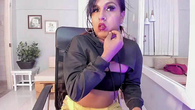 Nahomy Collins  online show from 04/14/26, 07:53