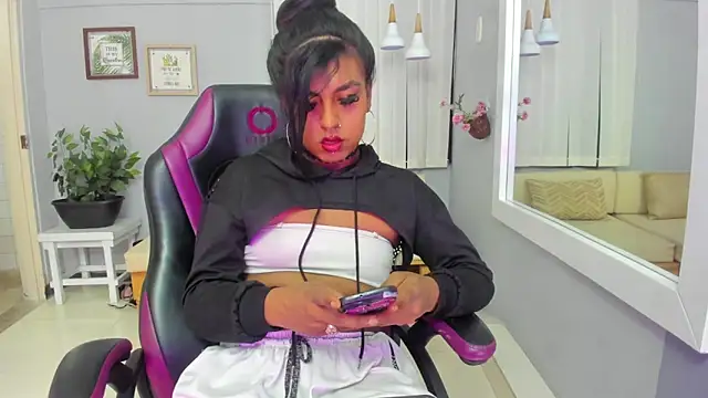 Nahomy Collins  online show from 05/19/26, 07:42