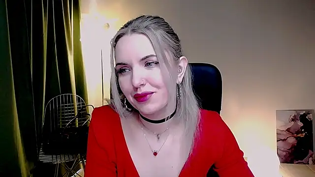Snapshot of AliceSmite chatting on 04/07/26, 10:37 AliceSmite online show from 04/07/26, 10:37