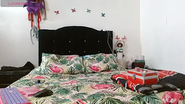 Snapshot of naomi_unu chatting on 06/19/26, 04:11 naomi unu online show from 06/19/26, 04:11
