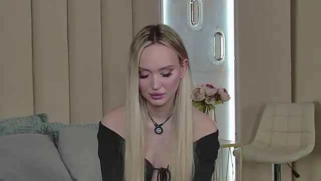 JuliaHotty  online show from 04/22/26, 05:36