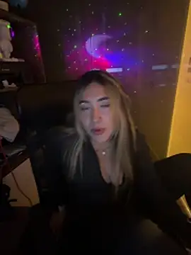 ManuelaVeeleez online show from 04/11/26, 07:45