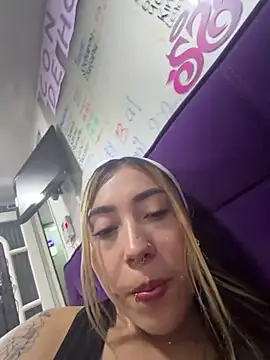 ManuelaVeeleez online show from 04/17/26, 05:43