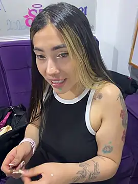 ManuelaVeeleez online show from 04/24/26, 02:03