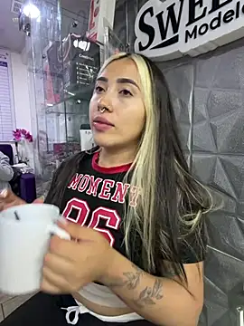 ManuelaVeeleez online show from 07/04/26, 03:02