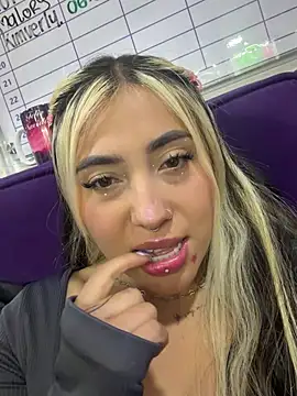 ManuelaVeeleez online show from 07/25/26, 03:37