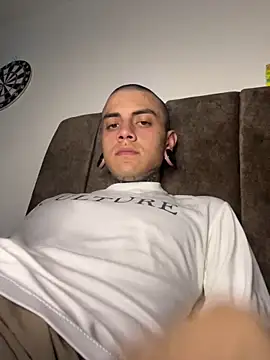 Snapshot of _valentinooo chatting on 03/20/26, 04:06 valentinooo online show from 03/20/26, 04:06