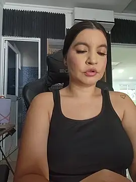 Snapshot of Pretty_Julieta chatting on 06/05/26, 08:03 Pretty Julieta online show from 06/05/26, 08:03