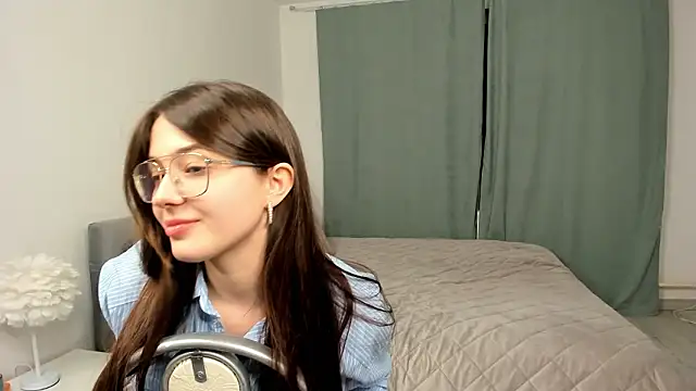 LareeGuzzo online show from 03/11/26, 06:14