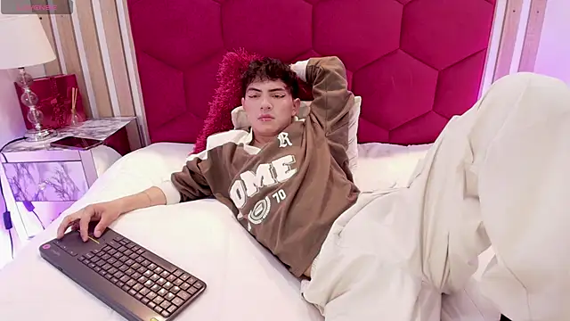 Cristopher Wild online show from 03/25/26, 08:26