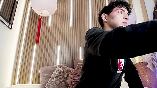 Cristopher Wild online show from 04/21/26, 08:12