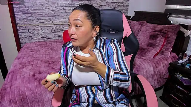 Snapshot of Milf_Julianna chatting on 04/30/26, 10:47 Milf Julianna online show from 04/30/26, 10:47