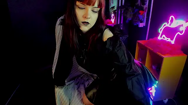 Snapshot of EsterTwilight chatting on 06/19/26, 04:11 EsterTwilight online show from 06/19/26, 04:11