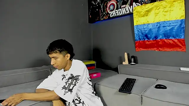 Snapshot of Ender_h0tt chatting on 06/19/26, 01:48 Ender h0tt online show from 06/19/26, 01:48