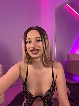 ScarletFlameee online show from 04/26/26, 06:33