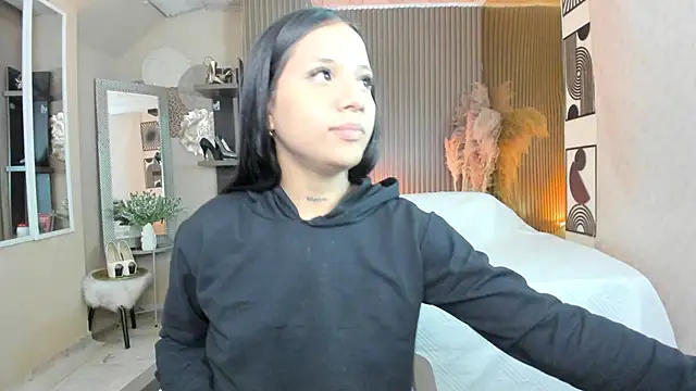 ZaraLuciana online show from 04/17/26, 11:02