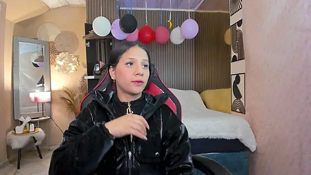 ZaraLuciana online show from 04/24/26, 12:07